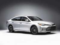 2015 Chicago Auto Show - First Look in the 'Second City:' The Refreshed 2016 Toyota Avalon Premium Mid-Sized Sedan